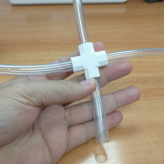 Connettore per tubi flessibili